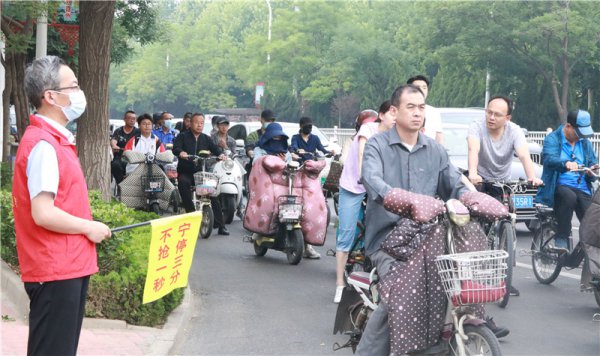 集团党委书记张海辉参加文明交通劝导志愿服务